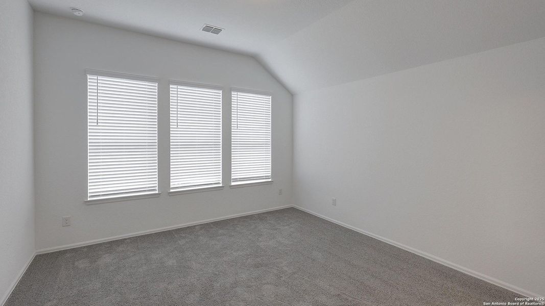 Spacious, unfurnished interior of a new home in Ladera 40', San Antonio (Image 20).