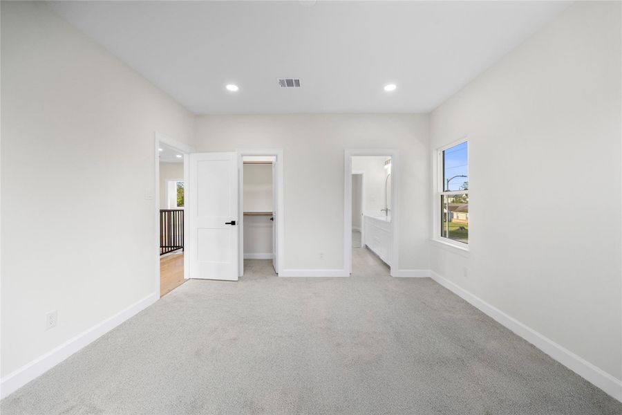 Spacious, unfurnished interior of a new home in , Houston (Image 38).