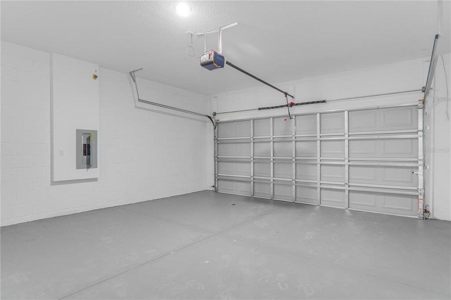 Spacious, unfurnished interior of a new home in , Citrus Springs (Image 37).