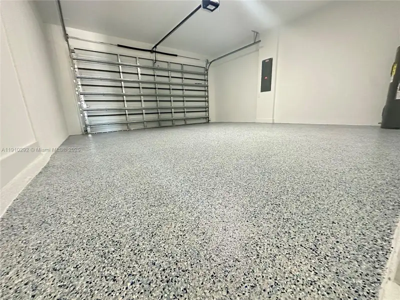 Spacious, unfurnished interior of a new home in , Lehigh Acres (Image 13).