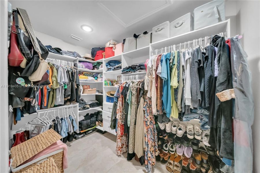 Close-up of interior finishes inside a home in , Lehigh Acres (Image 20). Close-up of interior finishes inside a home in , Lehigh Acres (Image 20).