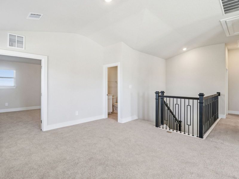 Spacious, unfurnished interior of a new home in Royal Crest, San Antonio (Image 28).