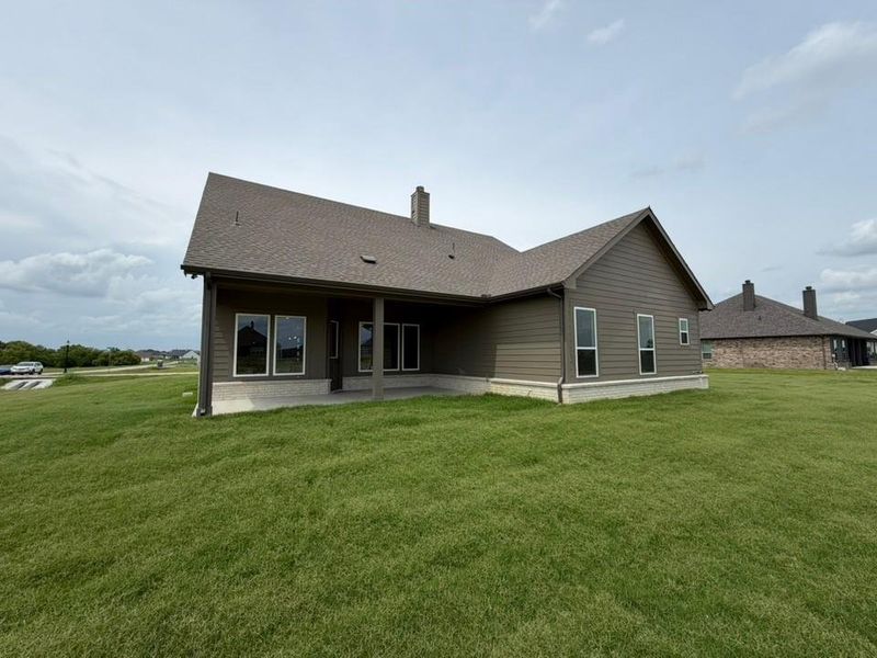 Exterior details and patio area of a home in Rocky Top, Krum (Image 3).