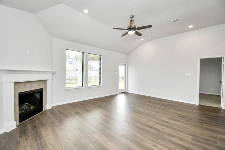 Spacious, unfurnished interior of a new home in Arabella on the Prairie: Premier Collection, Richmond (Image 38).