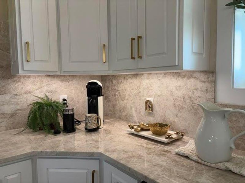 Close-up of interior finishes inside a home in , El Campo (Image 20).