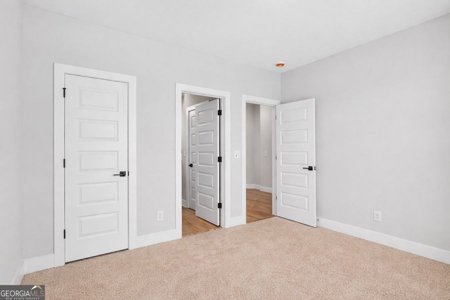 Spacious, unfurnished interior of a new home in The Fairways at Mirror Lake, Villa Rica (Image 19).