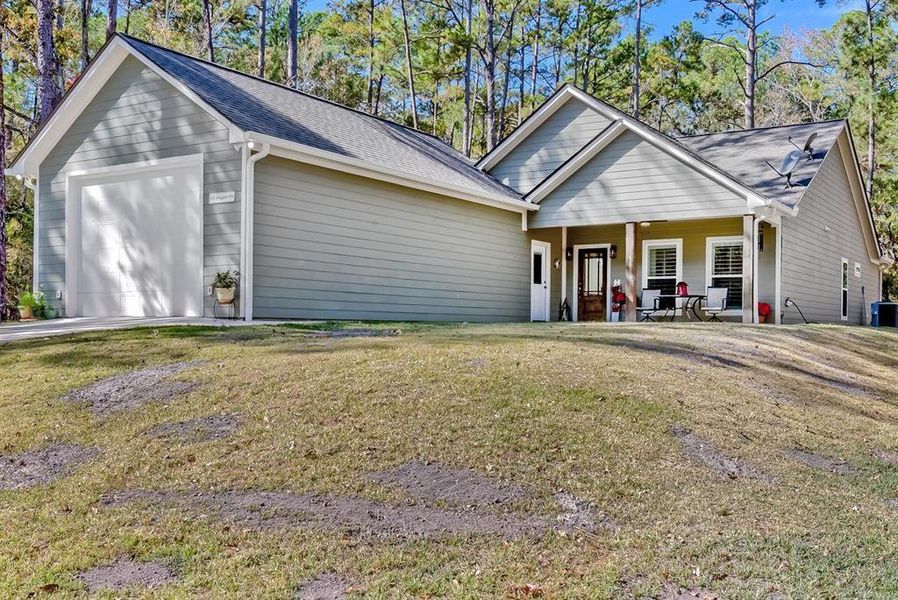 Exterior details and patio area of a home in , Brookeland (Image 24).