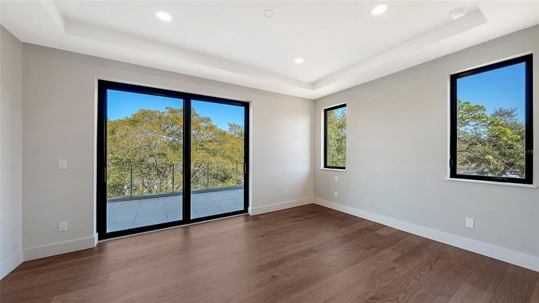 Spacious, unfurnished interior of a new home in , Sarasota (Image 22).