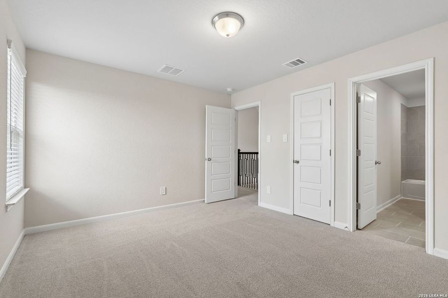 Spacious, unfurnished interior of a new home in Thomas Pond, San Antonio (Image 31).