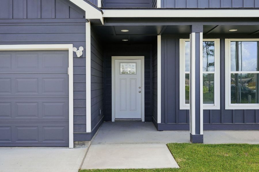 Exterior details and patio area of a home in , Conroe (Image 3).