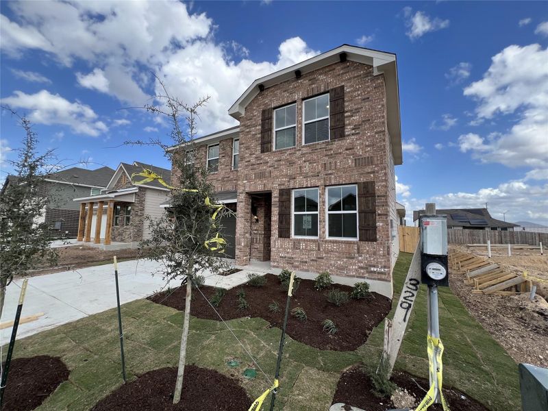 Exterior details and patio area of a home in Rolling Glen, Hutto (Image 3).