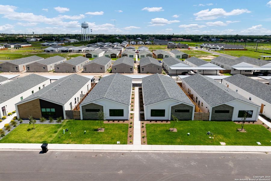 Exterior details and patio area of a home in , Weslaco (Image 4).