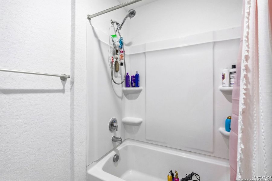 Close-up of interior finishes inside a home in Lodi Grove, Floresville (Image 20).