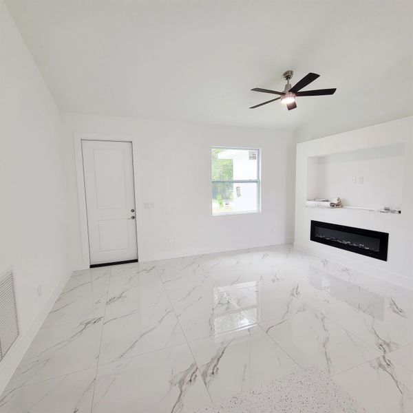 Spacious, unfurnished interior of a new home in , Okeechobee (Image 22).