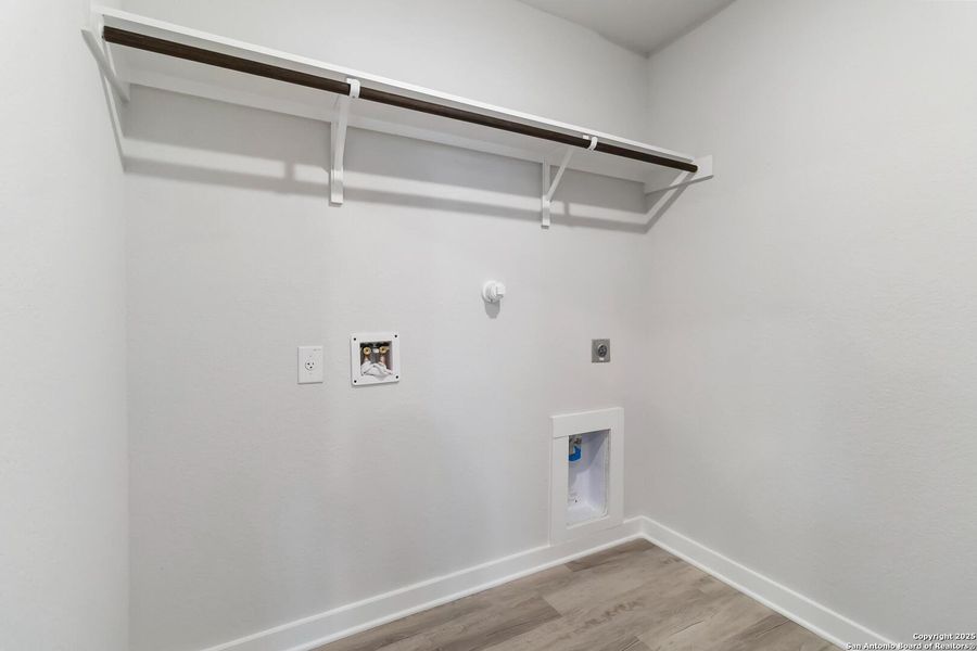 Spacious, unfurnished interior of a new home in Willow Point, San Antonio (Image 12). Spacious, unfurnished interior of a new home in Willow Point, San Antonio (Image 12).