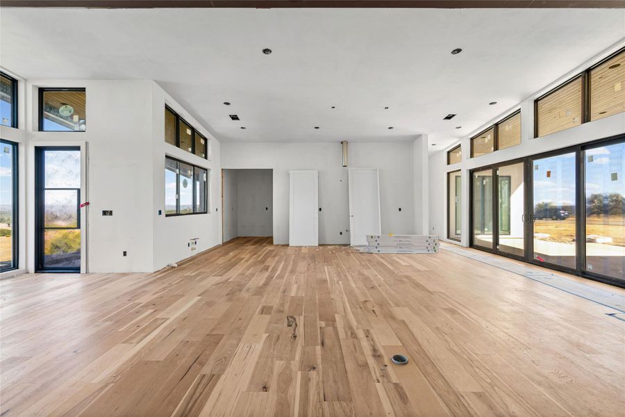 Spacious, unfurnished interior of a new home in , Marble Falls (Image 4).