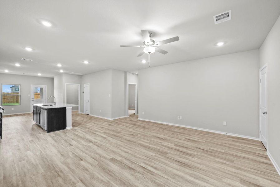 Spacious, unfurnished interior of a new home in Creekhaven, Rosharon (Image 23).