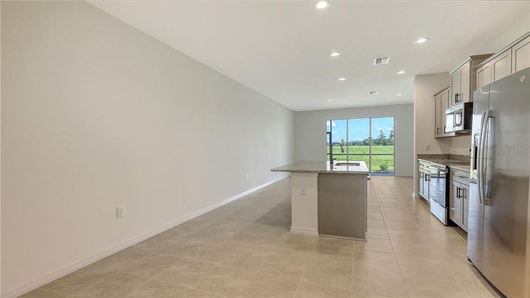 Spacious, unfurnished interior of a new home in Palm Grove, Bradenton (Image 16).