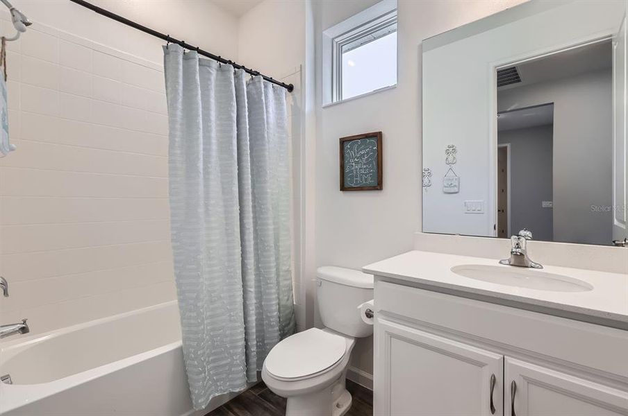 Hallway bathroom, with shower/tub