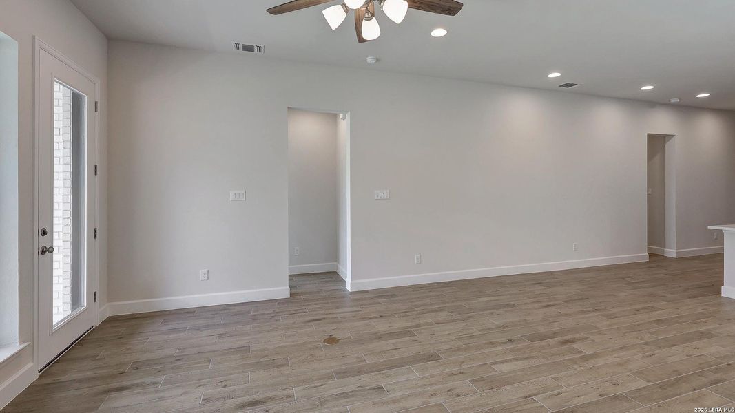 Spacious, unfurnished interior of a new home in Ladera, San Antonio (Image 15).