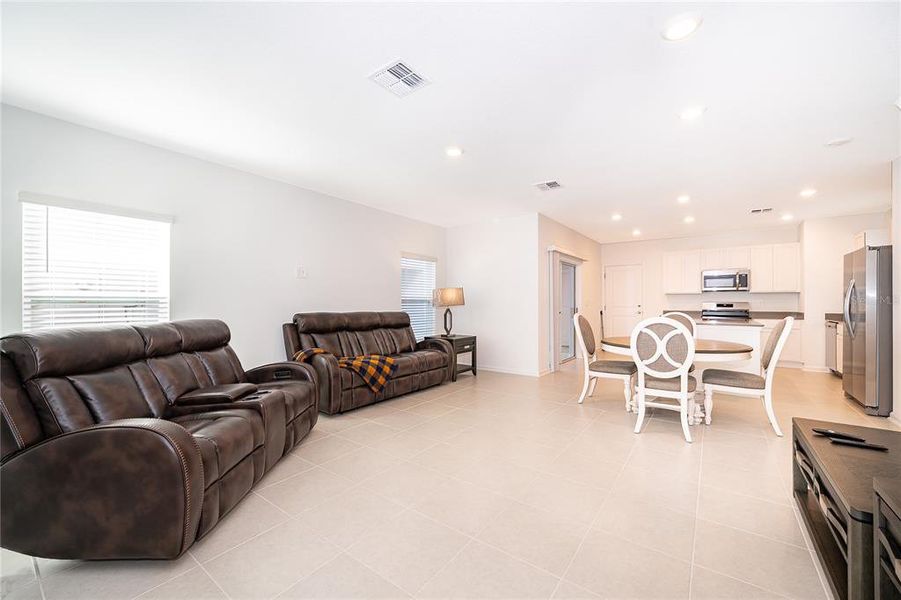Furnished interior view inside a new home in , Orlando (Image 7).