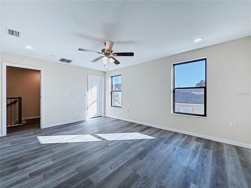 Spacious, unfurnished interior of a new home in , Tampa (Image 38).