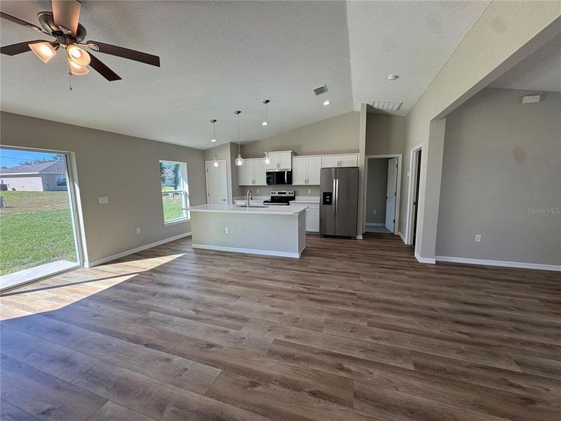 Spacious, unfurnished interior of a new home in , Citrus Springs (Image 11).