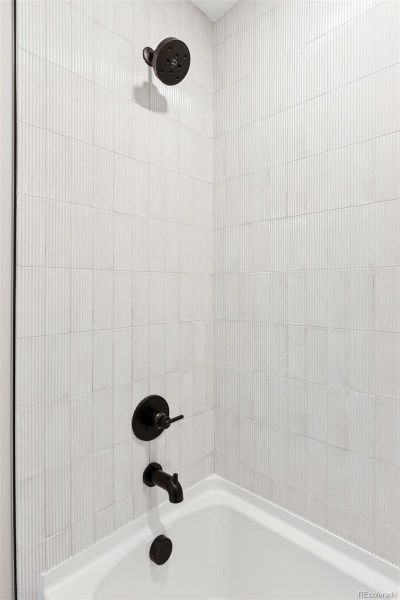 Photos are of a similar unit. Photos are of a similar unit.