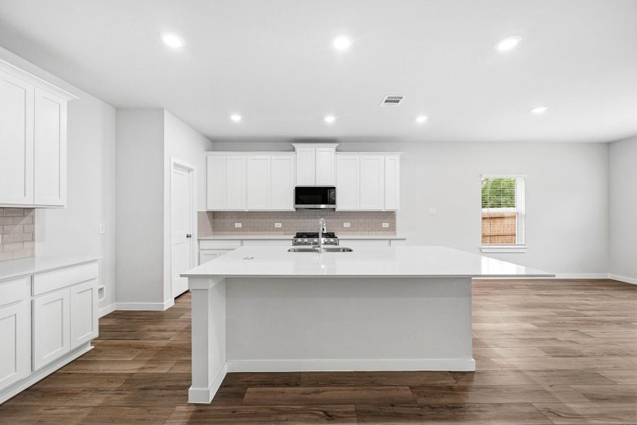 Furnished interior view inside a new home in Country Creek, Mont Belvieu (Image 4).