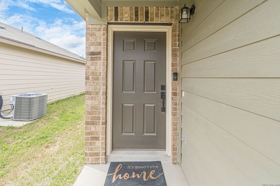 Exterior details and patio area of a home in Willow Point, San Antonio (Image 4).