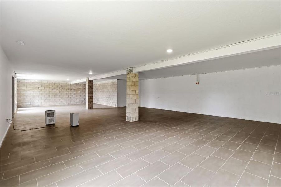 Spacious, unfurnished interior of a new home in , Deltona (Image 26).