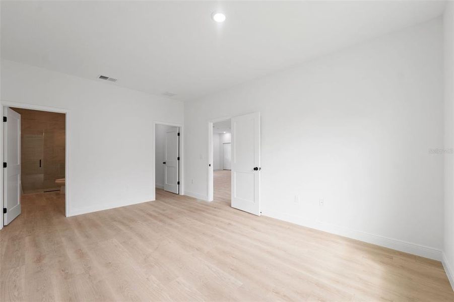 Spacious, unfurnished interior of a new home in , Ocala (Image 24).