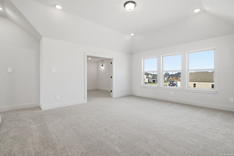 Spacious, unfurnished interior of a new home in Haby Hill 50s, San Antonio (Image 35).