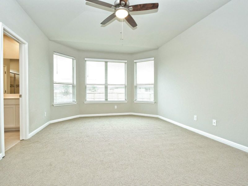 Spacious, unfurnished interior of a new home in Thomas Pond, San Antonio (Image 23).