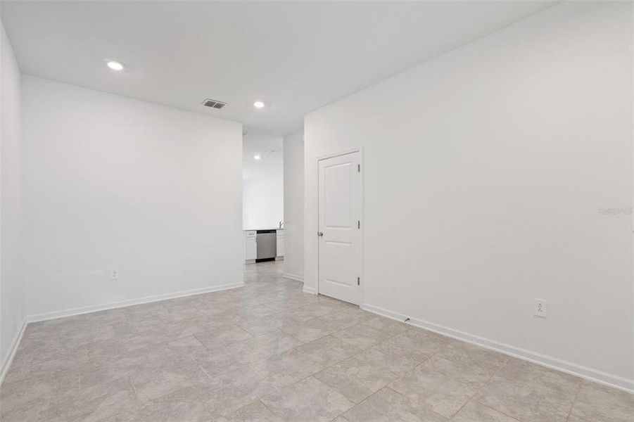 Spacious, unfurnished interior of a new home in Lake Wilson Reserve, Kissimmee (Image 26). Spacious, unfurnished interior of a new home in Lake Wilson Reserve, Kissimmee (Image 26).