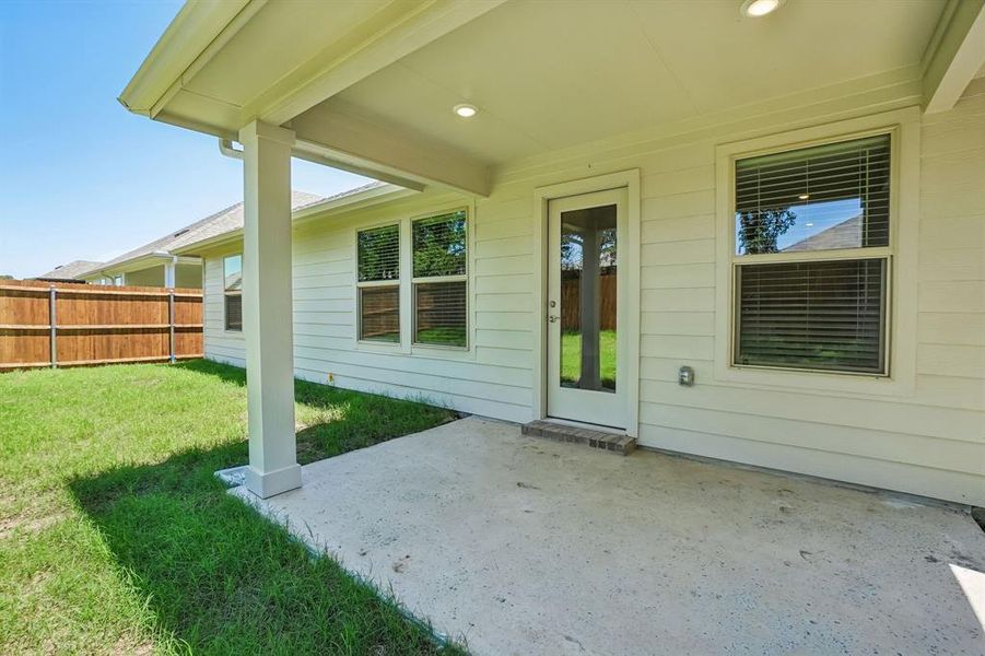 Exterior details and patio area of a home in Stella Hills, Denton (Image 3).