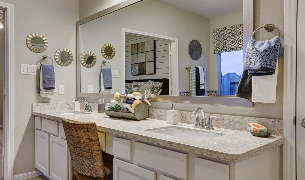 Dual sinks in owner's luxury bath