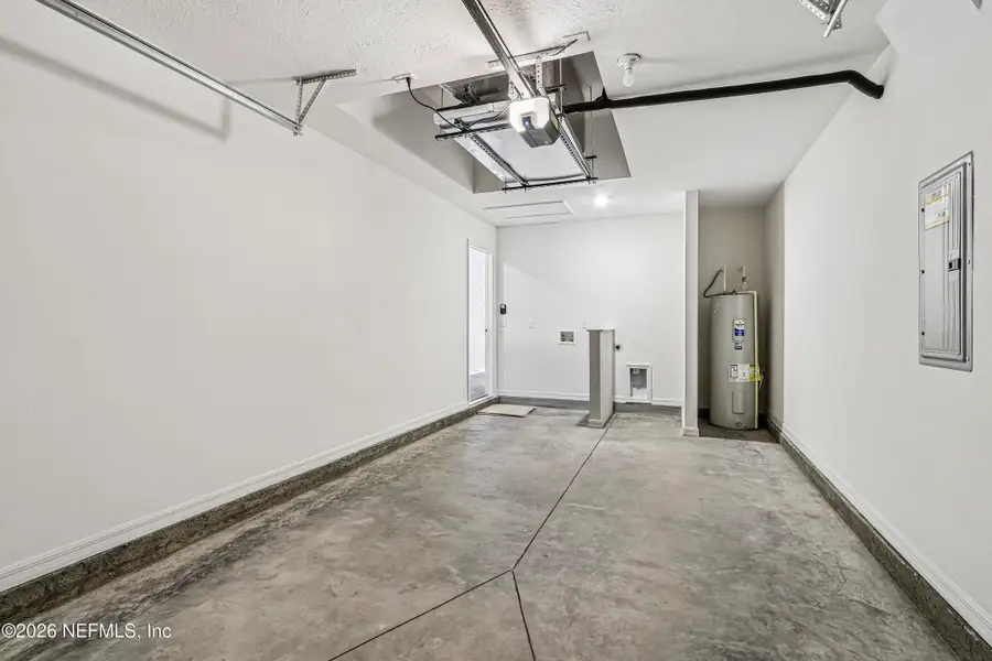 Spacious, unfurnished interior of a new home in , Jacksonville (Image 28).