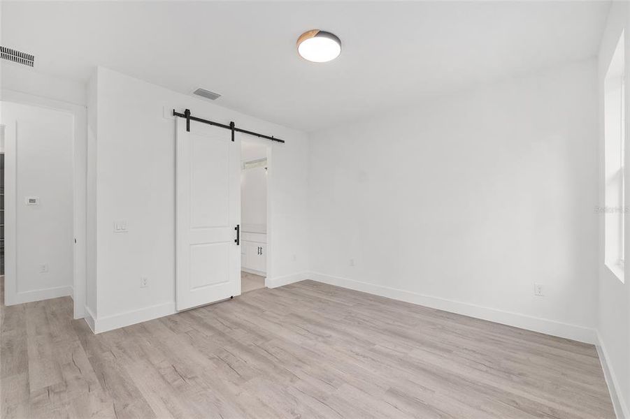 Spacious, unfurnished interior of a new home in , Ocala (Image 32).