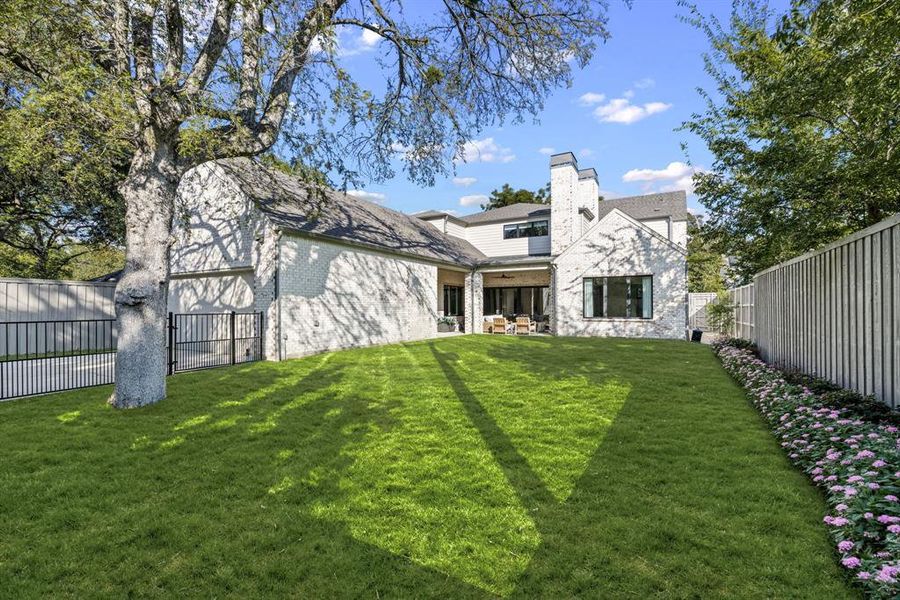 Exterior details and patio area of a home in , Dallas (Image 2).