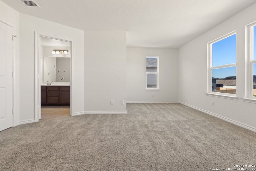 Spacious, unfurnished interior of a new home in The Granary - Heritage Collection, San Antonio (Image 8).