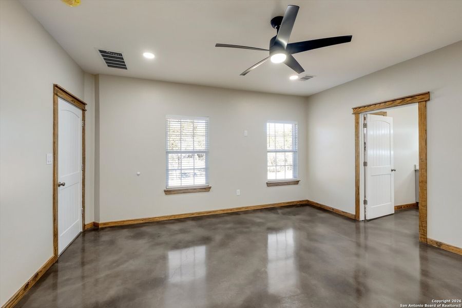 Spacious, unfurnished interior of a new home in , Bandera (Image 24).