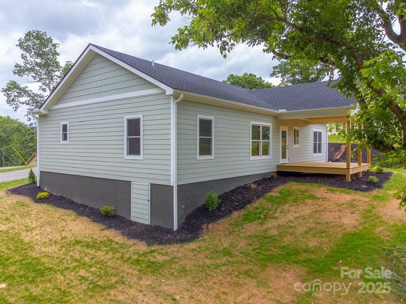 Exterior details and patio area of a home in , Clyde (Image 20).