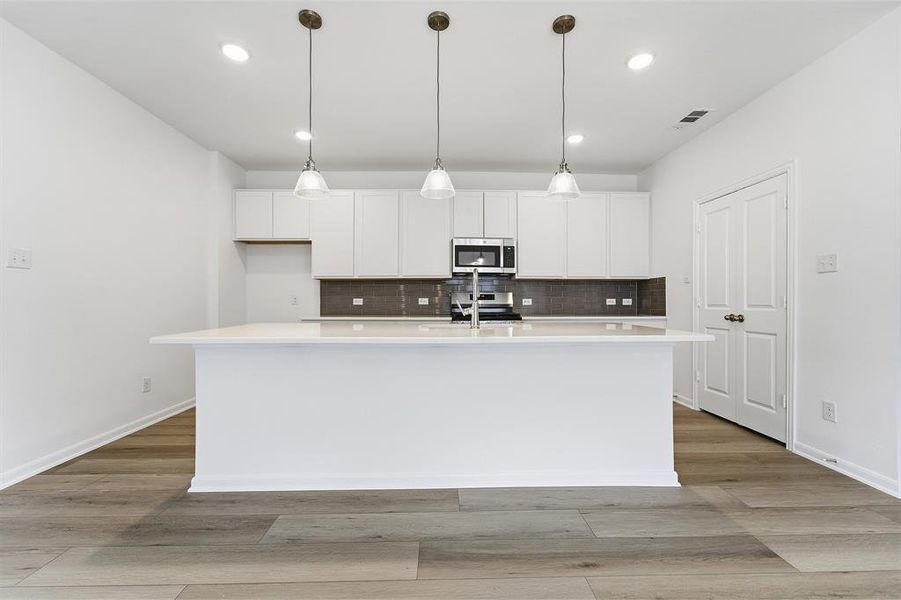 Furnished interior view inside a new home in Saddlebrook Estates, Waxahachie (Image 7).