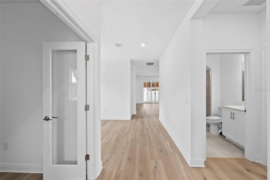 Spacious, unfurnished interior of a new home in , St. Petersburg (Image 24).