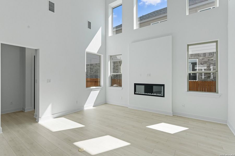 Spacious, unfurnished interior of a new home in Stillwater Ranch, San Antonio (Image 11).