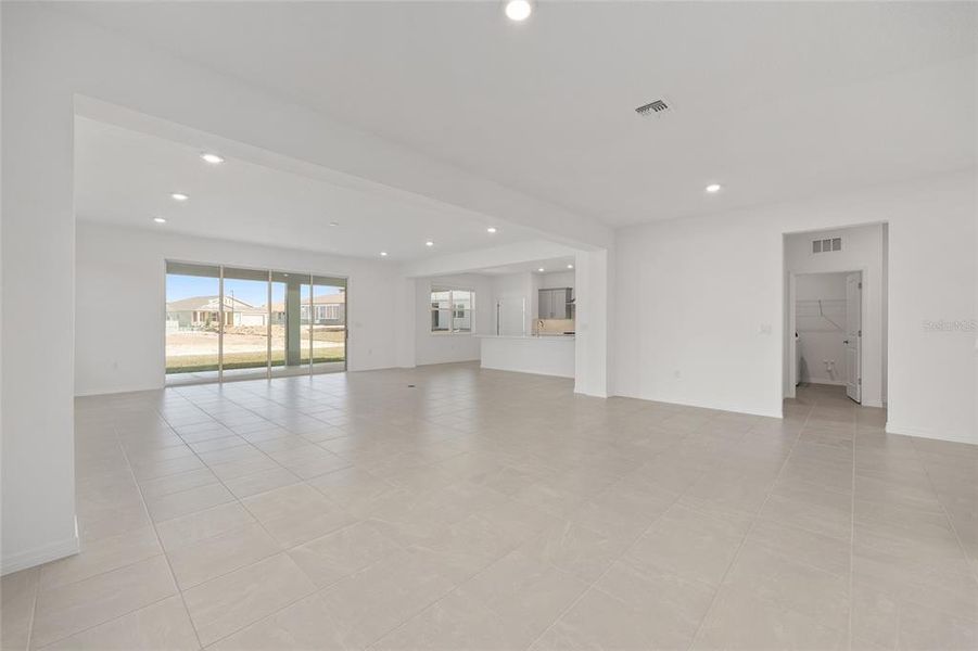 Spacious, unfurnished interior of a new home in Calesa Township, Ocala (Image 21).