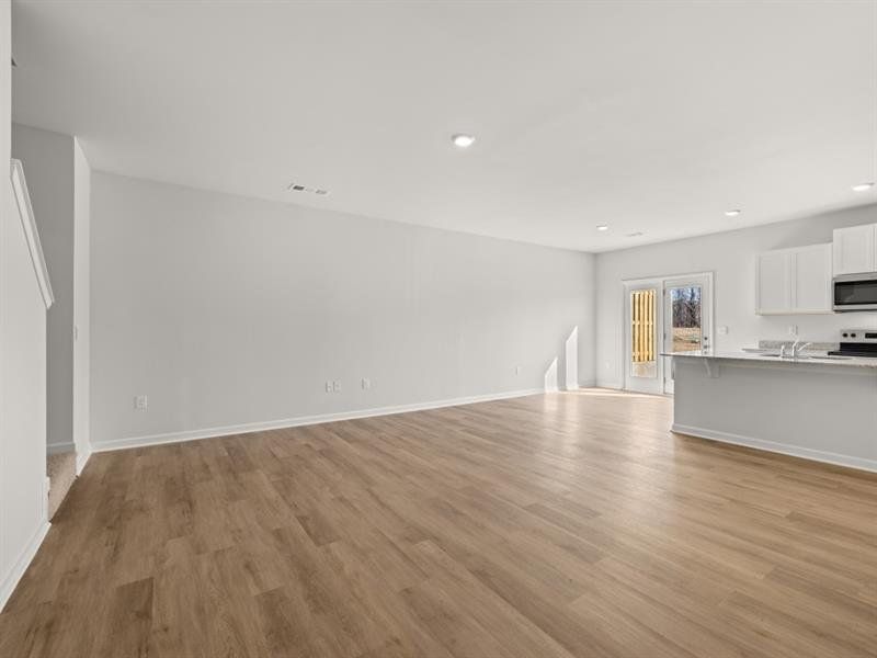 Spacious, unfurnished interior of a new home in Rolling Meadows, Jasper (Image 14).