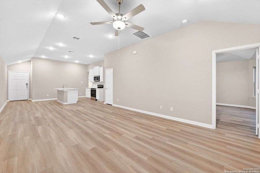 Spacious, unfurnished interior of a new home in Park Place, New Braunfels (Image 27).
