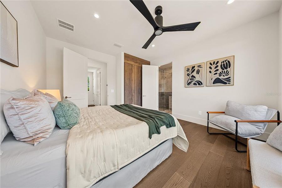 Furnished interior view inside a new home in , Orlando (Image 12).
